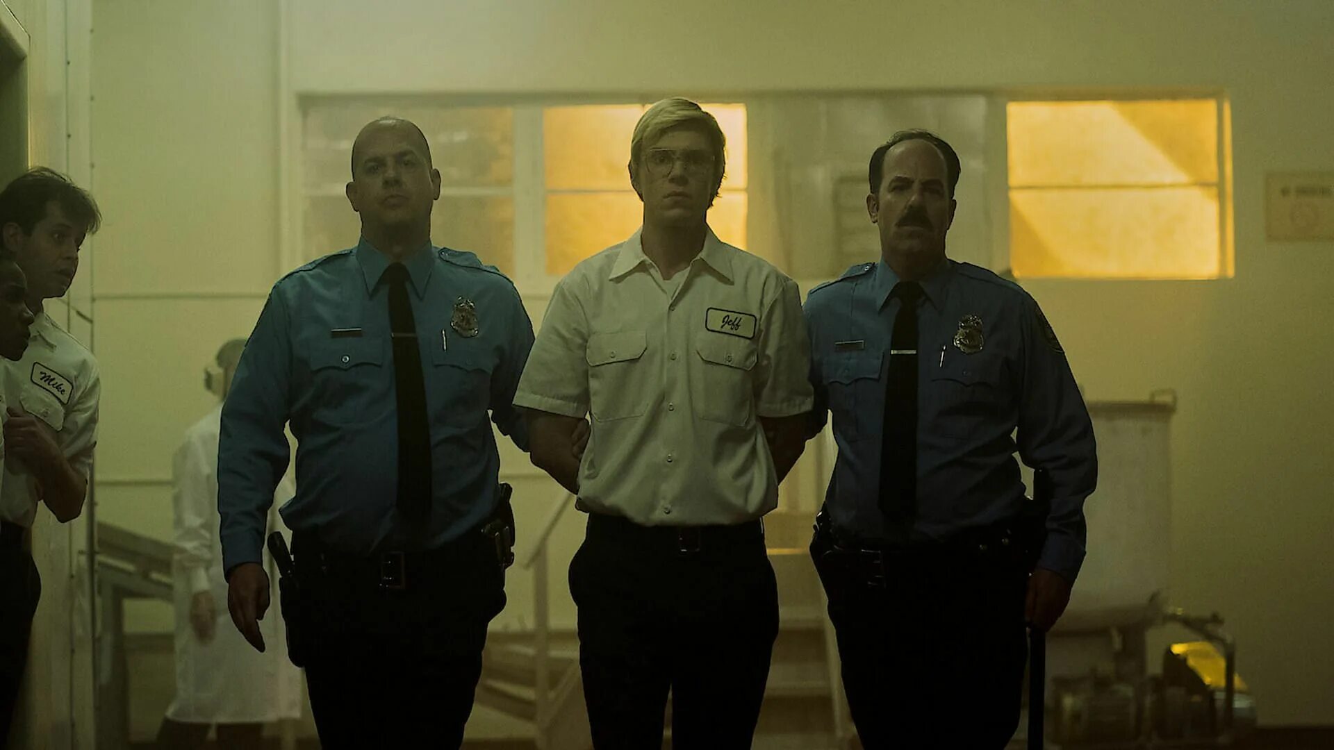 Маньяк дамер нетфликс. Дамер сериал. джеффри дамер. дамер монстр сериал. дамер сериал нетфликс.