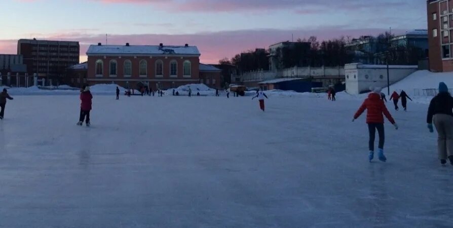 Стадион кировск. Каток Мурманск профсоюзов. Каток в Кировске Ленинградской области. Каток Кировск Мурманская. Катки в Кировске Мурманской области.