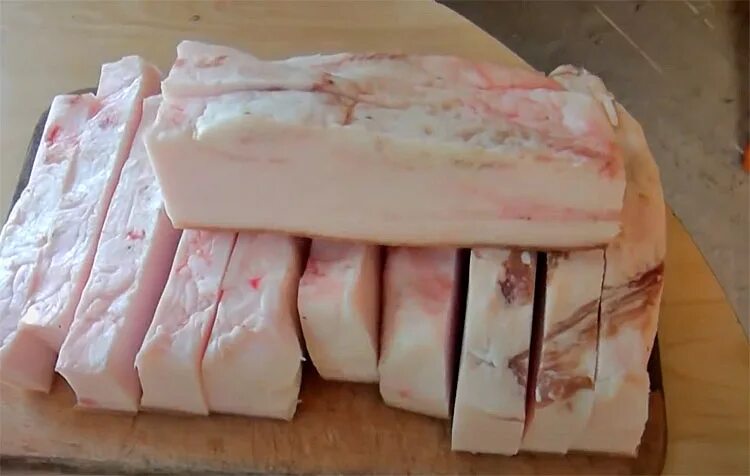 Тонкое сало со шкуркой. Сало с прожилками. Соление сала в домашних. Шкурка сала посолить. Как посолить свиное сало в домашних условиях вкусно.