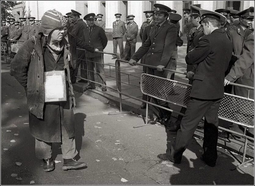 люди встретились на улице. люди на улице. социалистическая партия украины 1991 год. парень знакомится с девушкой. пермакризис фото картинки.