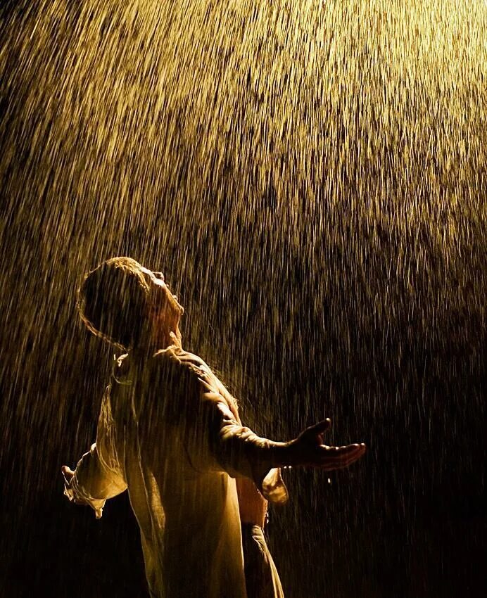 Сон стать дождем. Человек под дождем. Человек дождя. Радость под дождем. Мужчина под дождем.