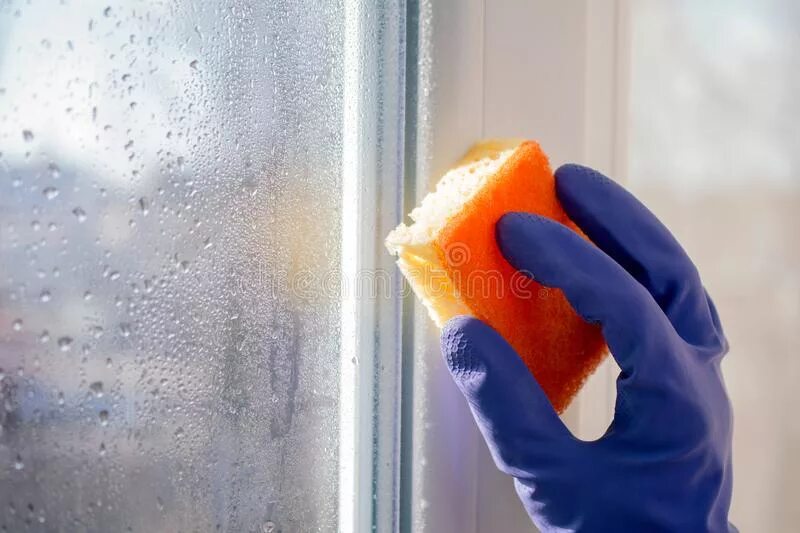 Мыла окно сонник. Рука моет окно. Губка для мытья окон. Рука моющая окно. Рука с салфеткой моющая окно.