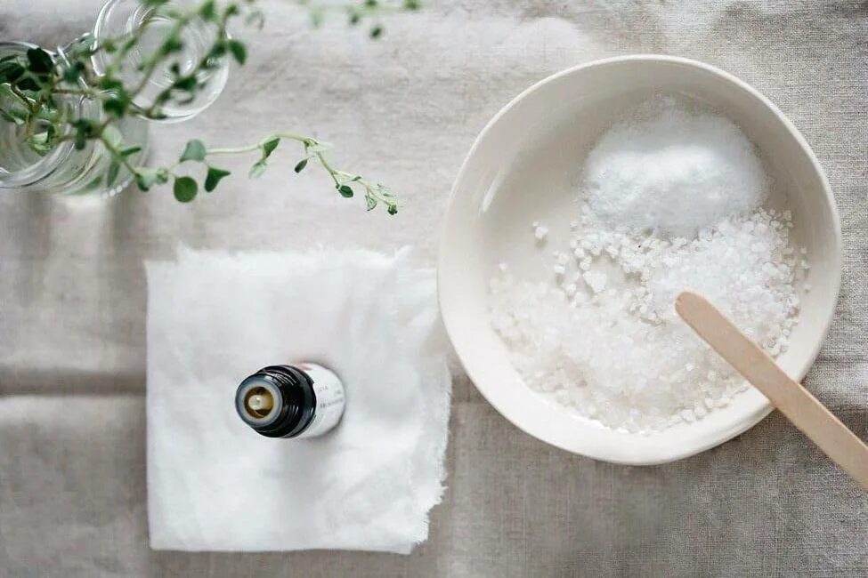 Сода и соль. Кашица из соли. Паровая ванна для лица с содой. Поваренная сода и соль. Ванночка для чистки