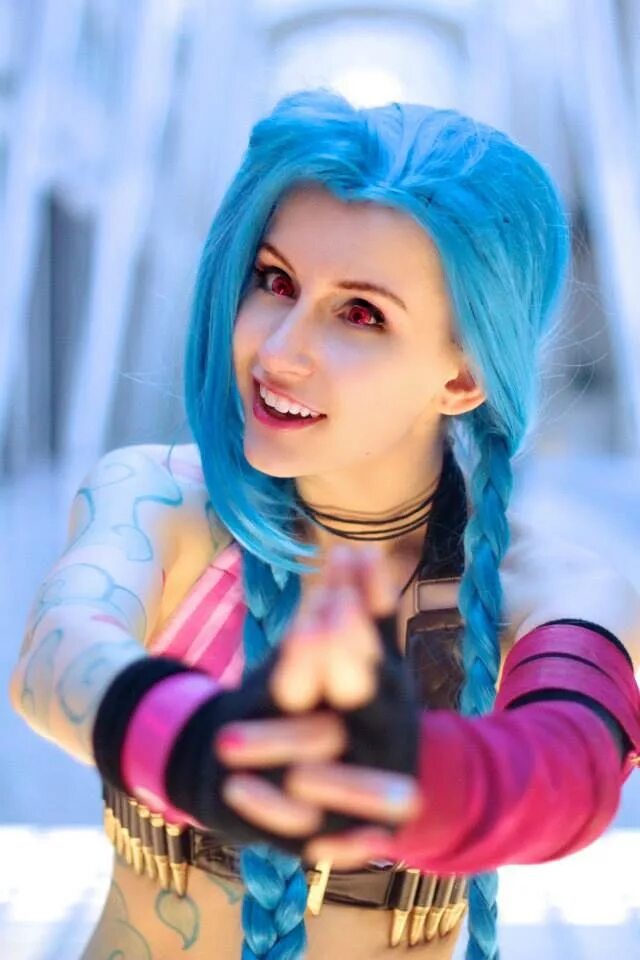 Jinx cosplay. Джинкс аркейн. Джинкс косплей. Jinx Arcane косплей. Косплей Джинкс аркейн маленькая.