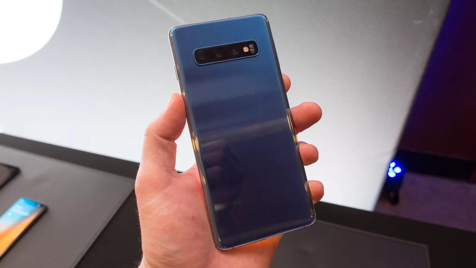 Samsung s10 Prism Black. Samsung Galaxy s10e синий. Samsung Galaxy s10e Prism Blue. Prism Black Samsung Galaxy s10. Galaxy s10 128