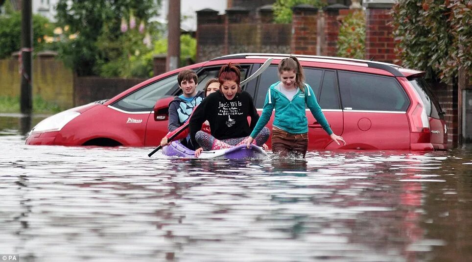 I getting wet. Девушки наводнение. time to get wet дети. get drenched. flood разговор.