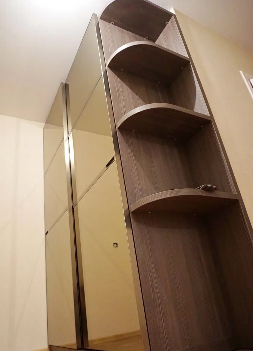 шкаф с полочками сбоку. шкаф купе в прихожую с полками. шкаф с полками сбоку. шкаф в прихожую с боковой полкой. шкаф с полками сбоку.