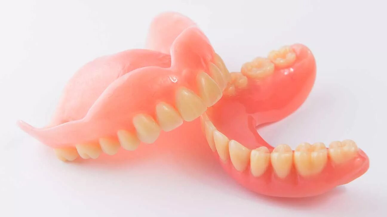 Пластмассовые зубные протезы. Полный съемный нейлоновый протез. Пластмассовый протез зубов. Нейлоновые зубные протезы.