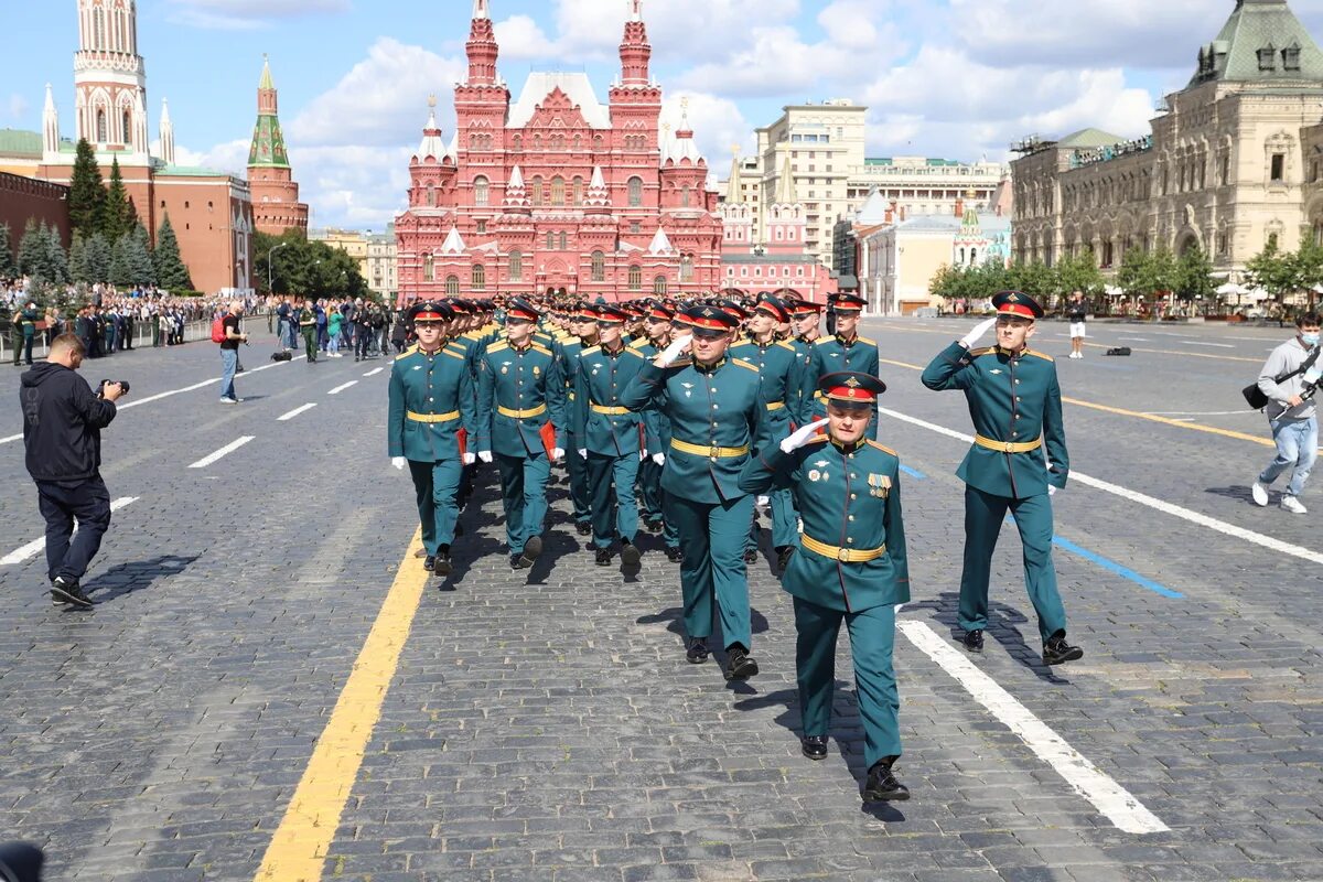 Сегодня на красной площади мероприятия в москве. Выпуск МВОКУ на красной площади. 145 Выпуск МВОКУ. Выпуск на красной площади МОСВОКУ. Выпуск МВОКУ 2022 на красной площади.