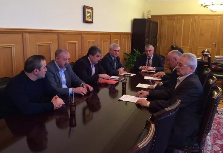 Набережная сунжи в грозном. Грозный избербаш. Грозный дербент маршрутка. Дорога от элисты до махачкалы. Главная улица в городе избербаш.