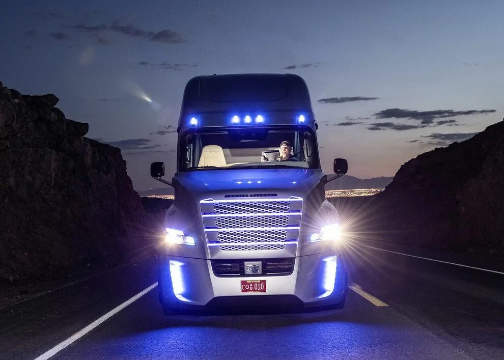 Freightliner. Freightliner Cascadia 2022 Night. Фура машина. Фары фуры.
