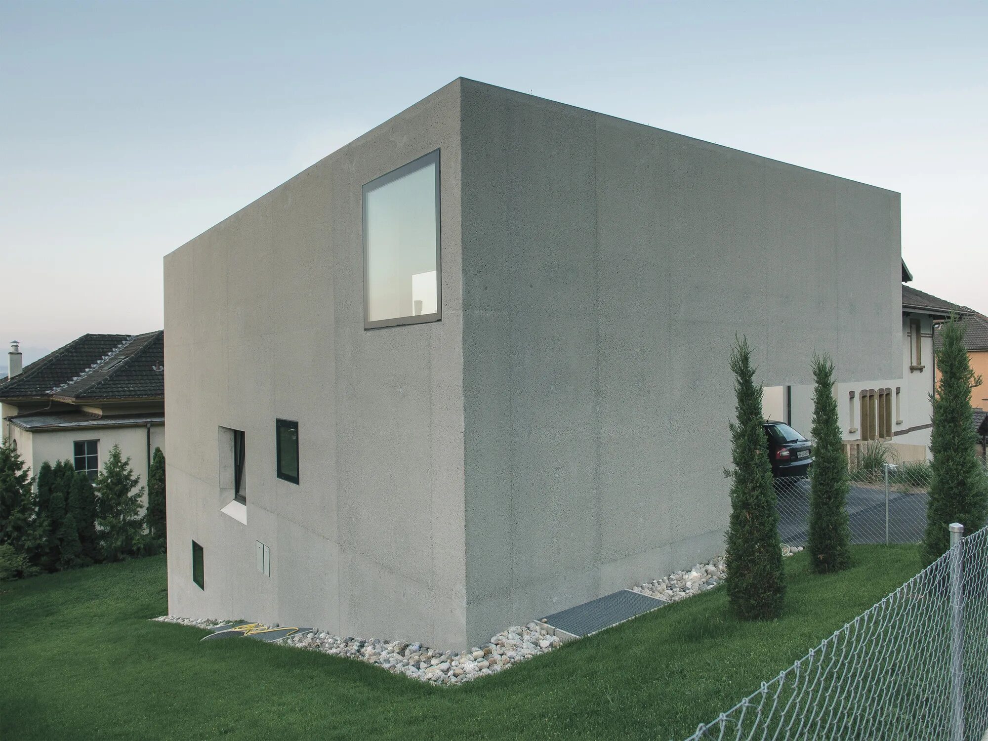 Монолитный бетонный дом. Бетонный домик. Домик из монолитного бетона. Бетонное здание.