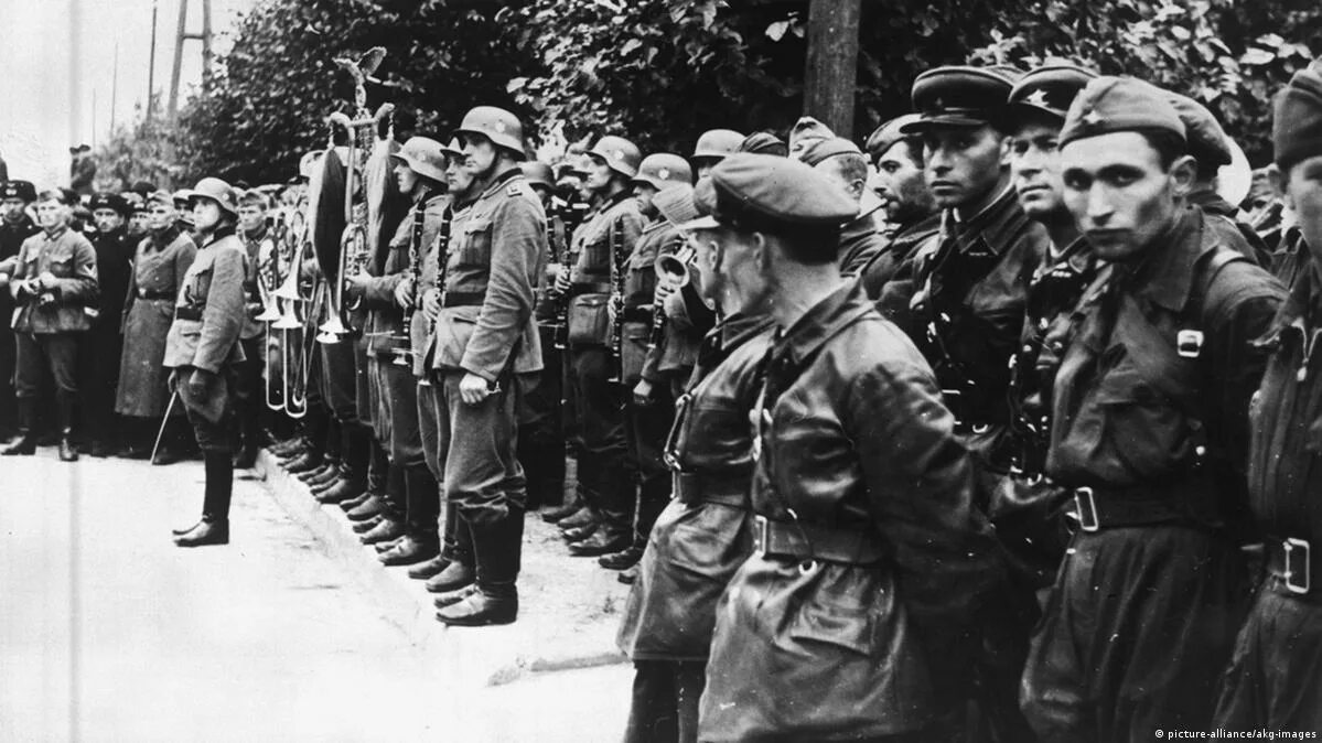1939 го. Советские и немецкие солдаты в бресте 1939. советско-немецкий парад в бресте 1939 года. советские и немецкие солдаты в польше 1939.
