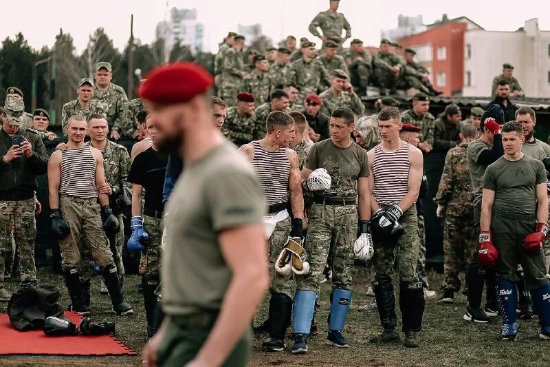 спецназ учения. сдача на краповый берет. боец спецназа. краповый берет 2023. краповый берет 2023.