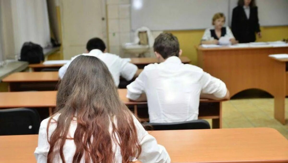 Можно ли закончить школу экстерном. Экзамены молдова. выпускники на экзамене. экзамен на степень бакалавра молдова. закончить школу экстерном.