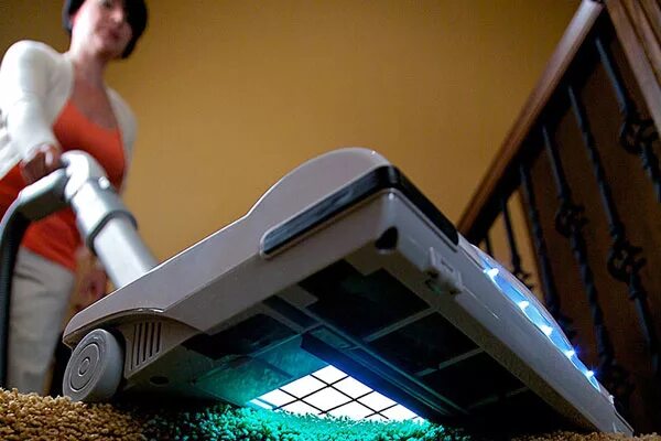 Пылесос останавливается во время работы. Пылесос всасывает. пылесос засасывает. пылесос всасывает пыль. пылесос засосал мешок.