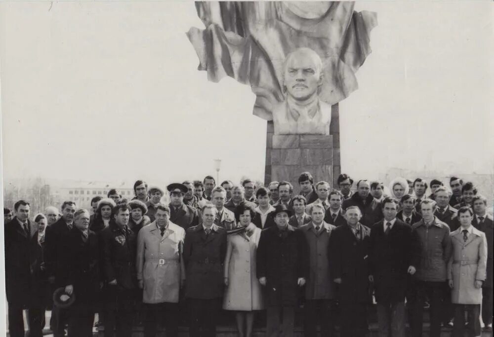 Памятник Ленину Зеленодольск 1980г. Гирлянда к памятнику Ленина. Ленин 1980. Память Ленина 1980. 26.02 1986