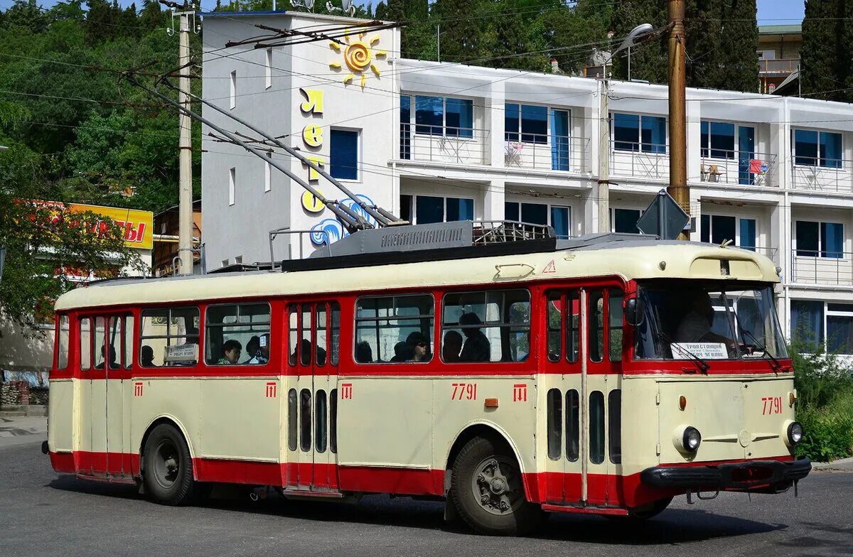 Троллейбус шкода. Шкода 9тр. Троллейбус Škoda 9tr. Škoda 9tr Ялта.