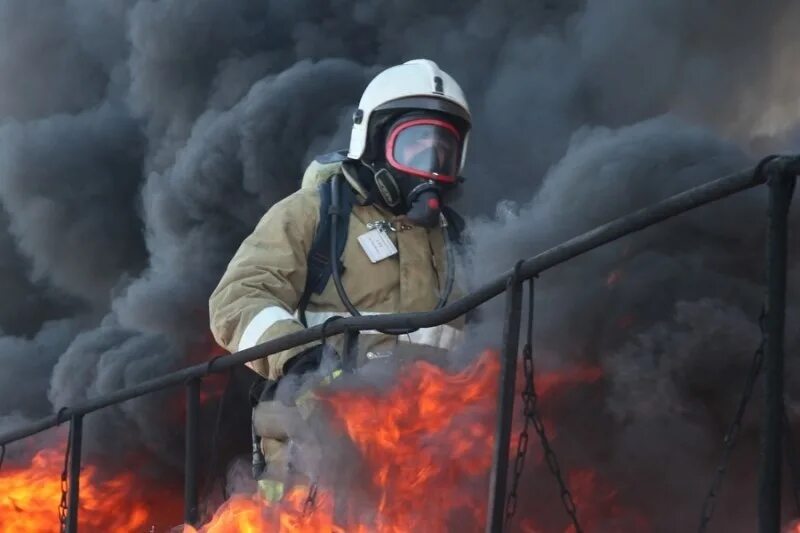 ГДЗС пожарной охраны МЧС России. Тушение пожара. Пожарники на пожаре. Российские пожарные. Сайт пожарной охраны