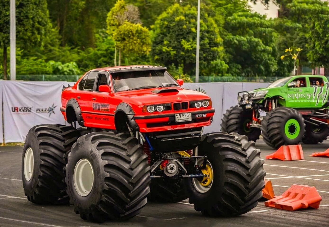 Traxxas bigfoot monster 1:10. Радиоуправляемая машина монстр бигфут. Сколько будет стоить м16 бигфут. Crossbot монстр трак. Машина бигфут монстр трак.