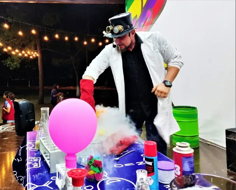 Мужик облился жидким азотом. Детское научное шоу. Крио шоу. Аниматор химическое шоу. Аниматор облила жидким азотом.