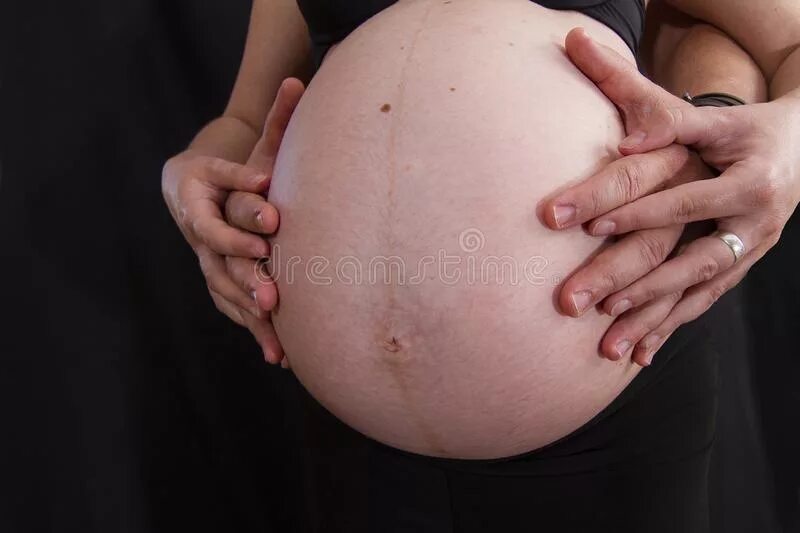 Беременная самые большие животы. Огромное пузо беременной. Мужчины с большими животами. Девушки с огромным животом. Беременные женщины с очень большими животами.