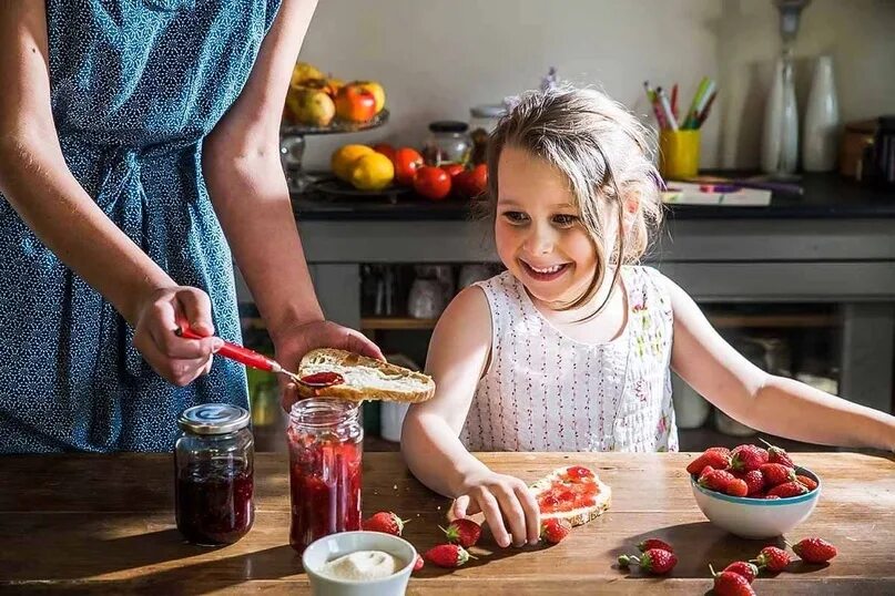Вкус нравятся дети. Ребенок ест варенье. девочка ест варенье. фотосессия дети и варенье.