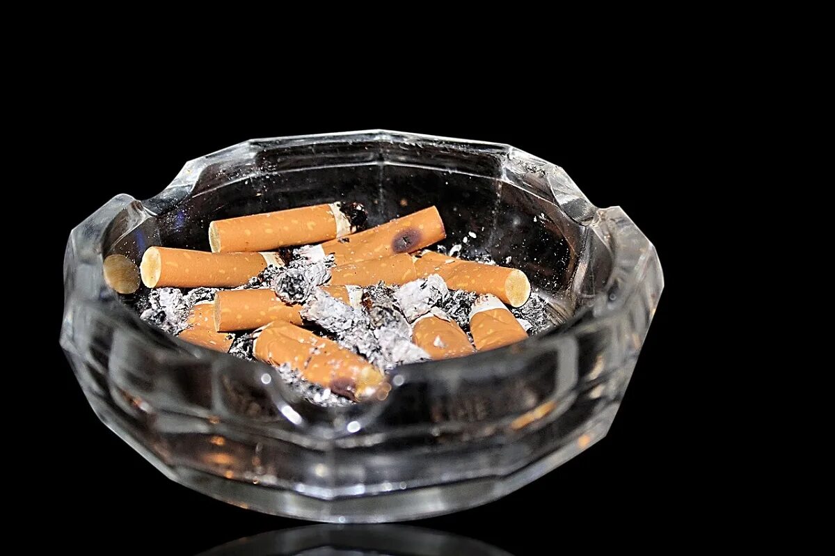 Пепельница с окурками. Сломанная сигарета. Сигаретная коробка. Product smoking. Окурки сигарет в пепельнице.