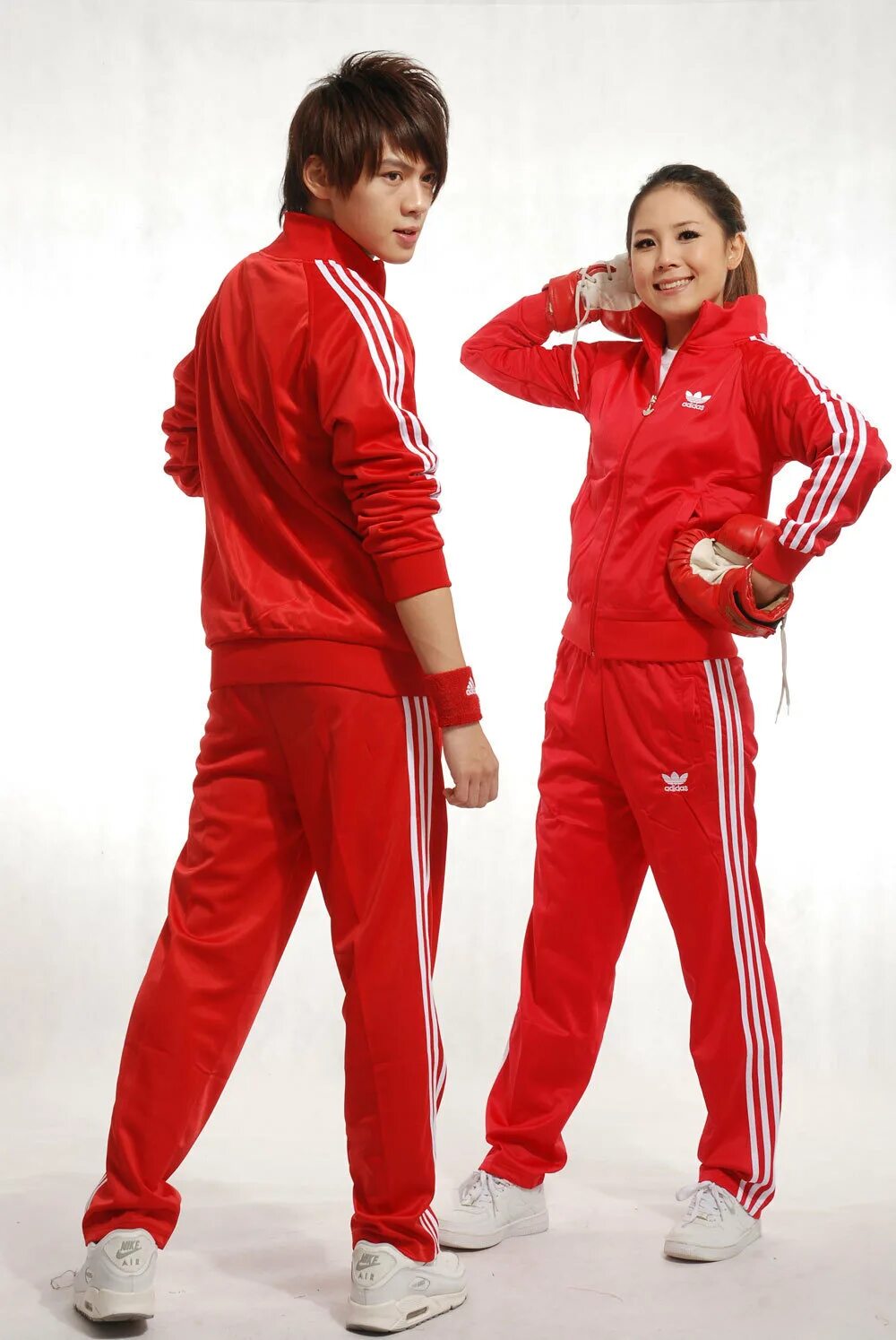 Adidas slim fit cotton fleece tracksuit. Одежда для спорта женская. Спортивная одежда мужская и женская. Парень в спортивной одежде. Спор одежда.