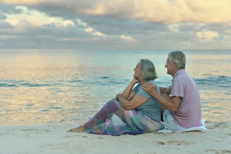 Счастливая старость на берегу моря. Пожилая пара на берегу океана. Старичок у берегу моря. Пожилая женщина на берегу моря.