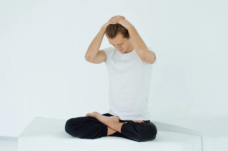 Упражнение шеи грудной остеохондроз. Йога для шейного отдела позвоночника. лечебная йога для позвоночника. йога для спины и шеи. йога при остеохондрозе шейного отдела позвоночника.