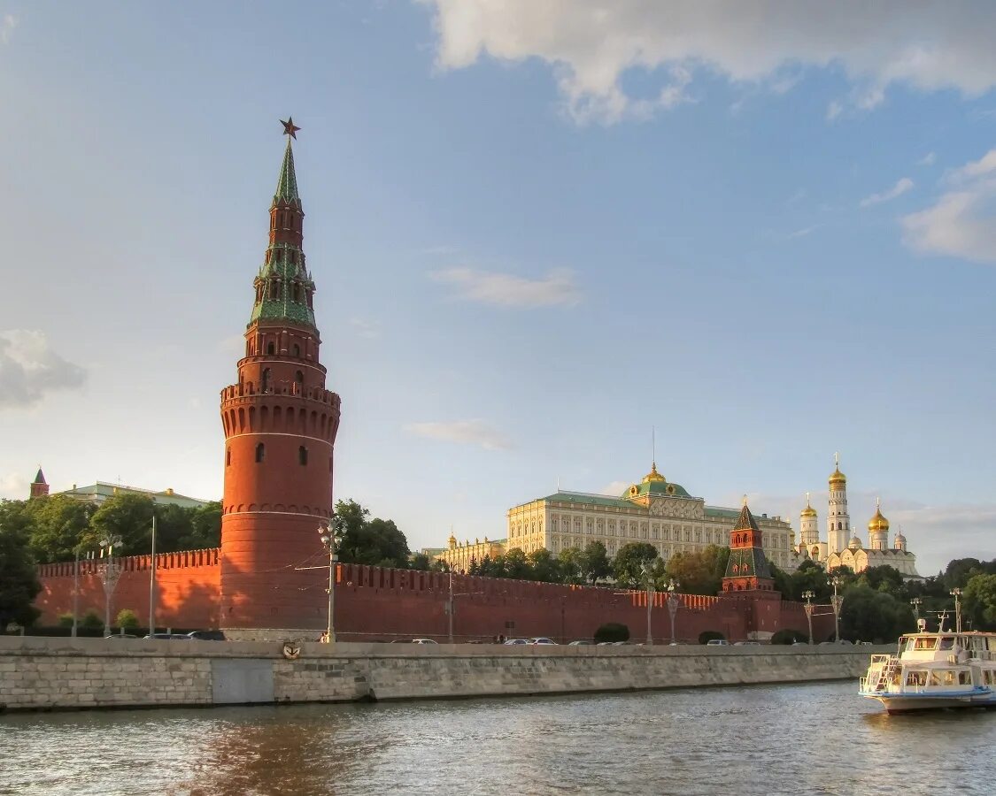 Московский кремль улица. Дворцовая улица в кремле. боровицкая улица в кремле. дворцовая площадь москва кремль. улица боровицкая кремлевской набережной.