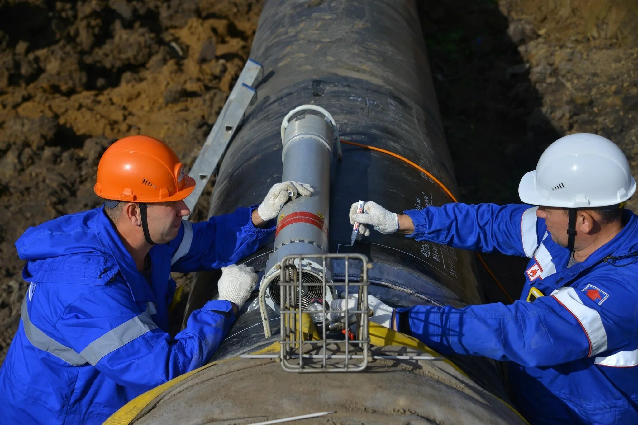 Петербург завод трубы. Монтажник технологических трубопроводов. Сварщик труб. Газпром нефть омск. Трубопроводы спб вакансии.