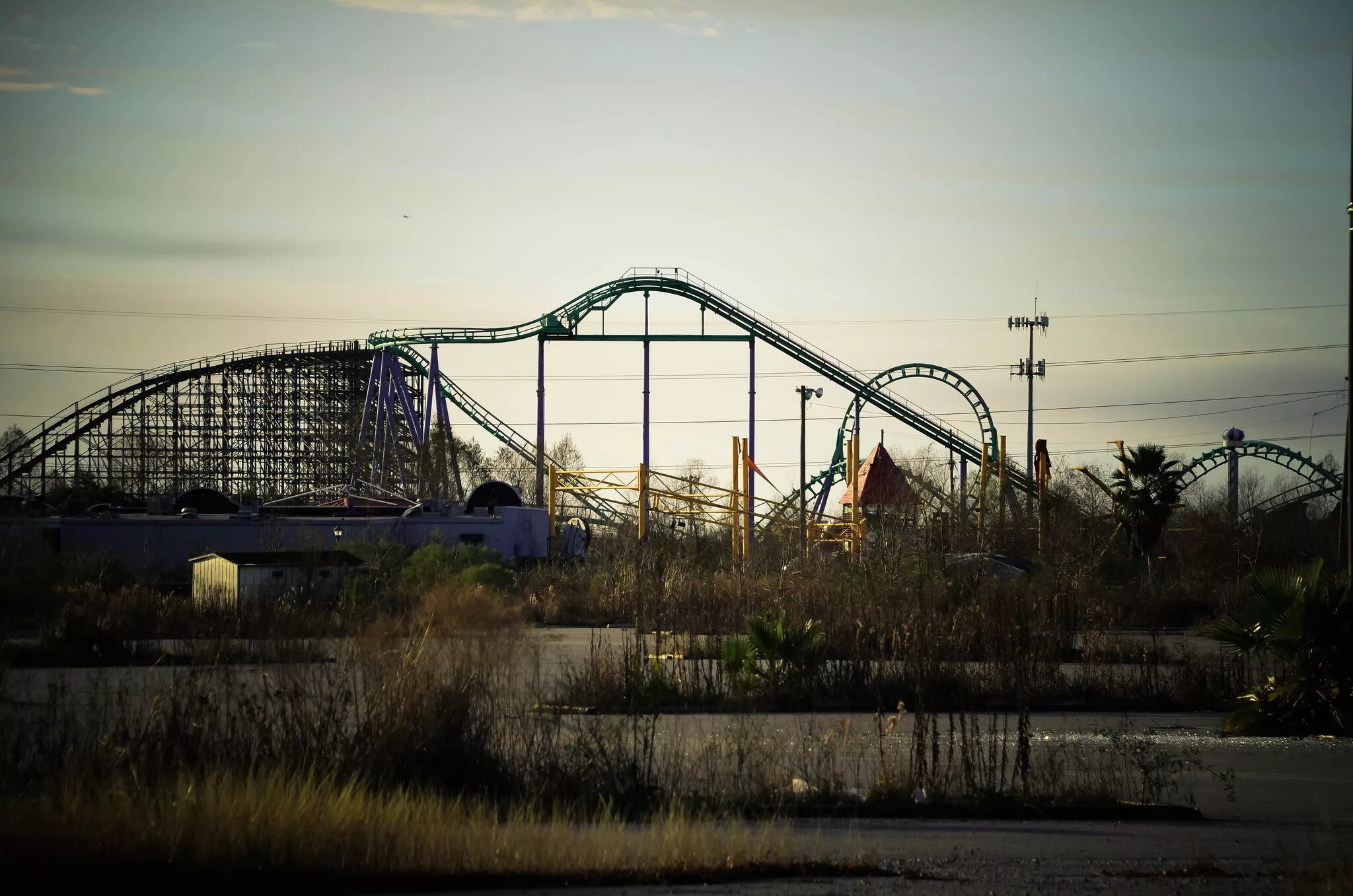 Парк «Six Flags New Orleans», США. Six Flags парк заброшенный. Новый Орлеан заброшенный парк аттракционов. Новый Орлеан заброшенный парк.