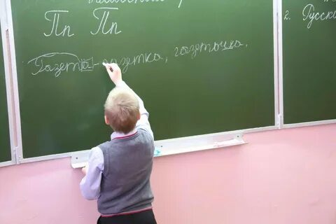 Ученик пишет на доске