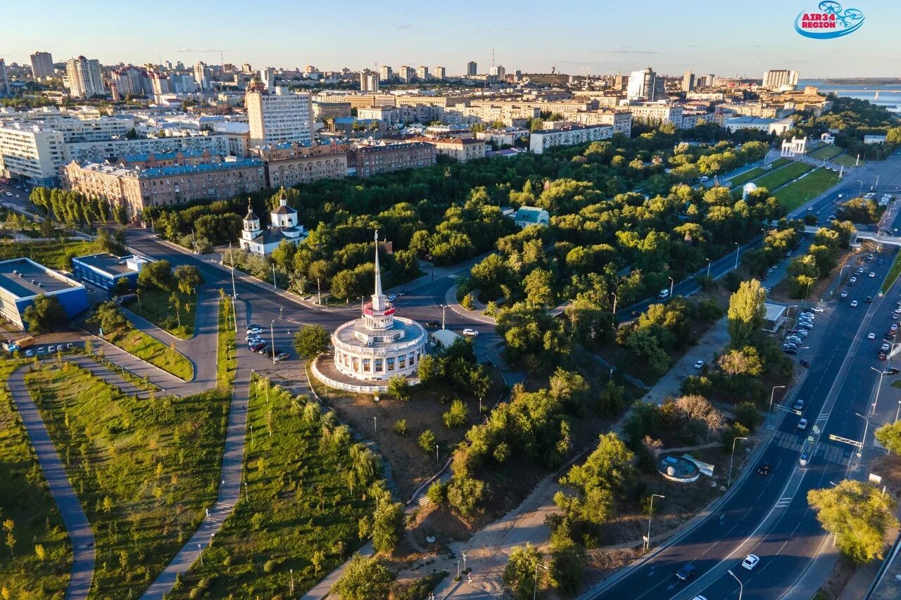 вечерний волгоград. в волгограде на данный момент. набережная волгоград 2023. в волгограде на данный момент. мамаев курган, монумент «родина-мать».