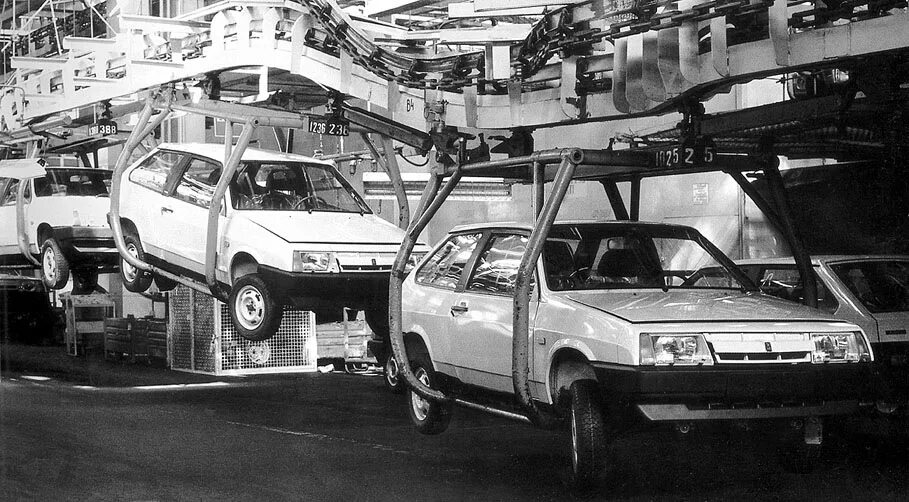 Ваз 2108 с завода. История ваз 2108. Ваз 2108 предсерийная. Ваз-2108 спутник 1984. Ваз 2109 на конвейере.