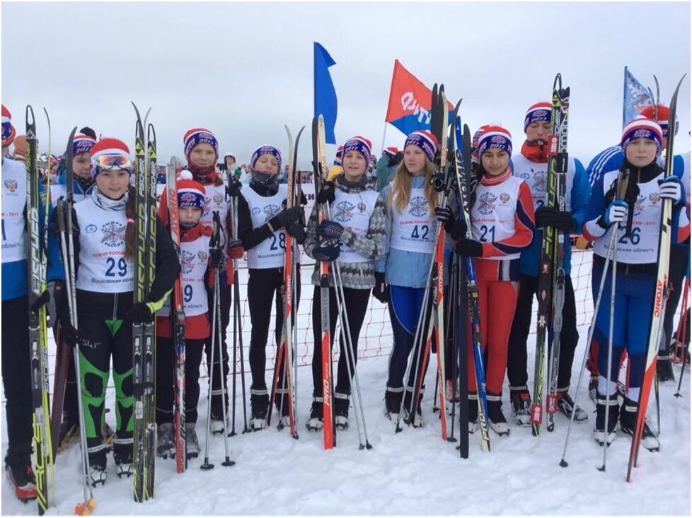 лыжный спорт в школе. спортивный лыжный клуб. лыжники дети. лыжный спорт в школе. спортивная секция лыжи.