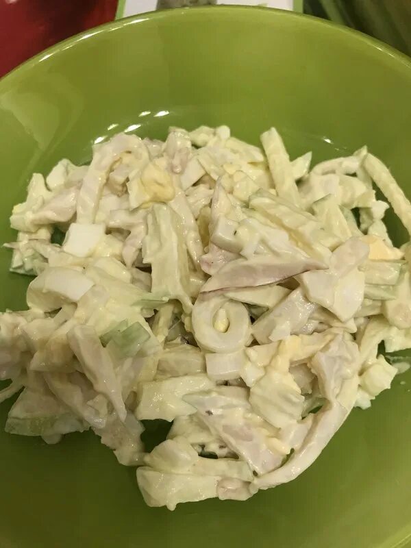 Кальмар с яблоком и яйцом. Салат с кальмарами и яблоком.