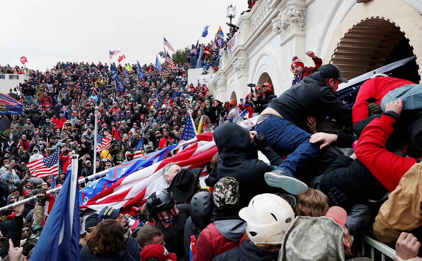 Штурм капитолия в сша 2021. Штурм капитолия в вашингтоне 2021. Штурм капитолия 6 января 2021. Штурм капитолия в вашингтоне. Штурм капитолия в вашингтоне 2021.