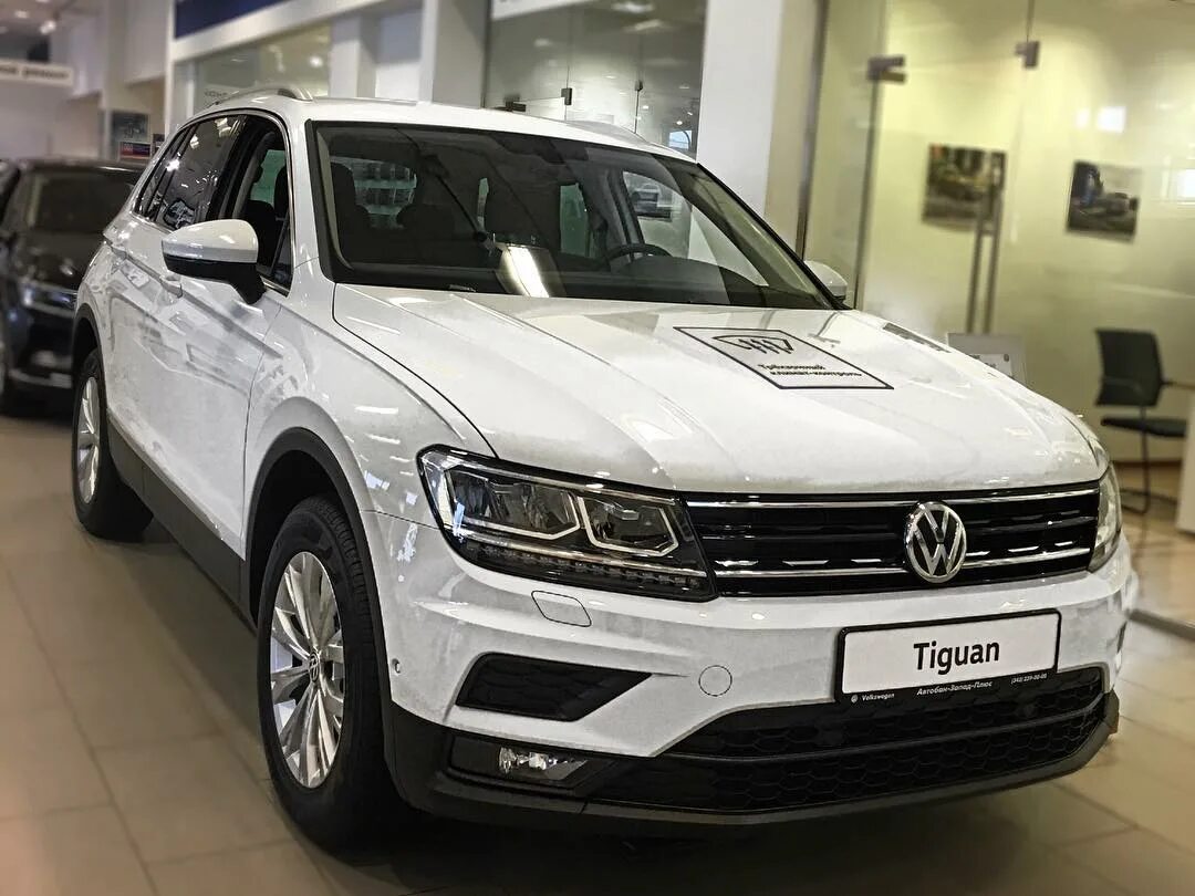 Фольксваген Тигуан 2021 белый. Фольксваген Тигуан 2019. Volkswagen Tiguan 2020 максимальная комплектация. Tiguan 2020 комплектации.