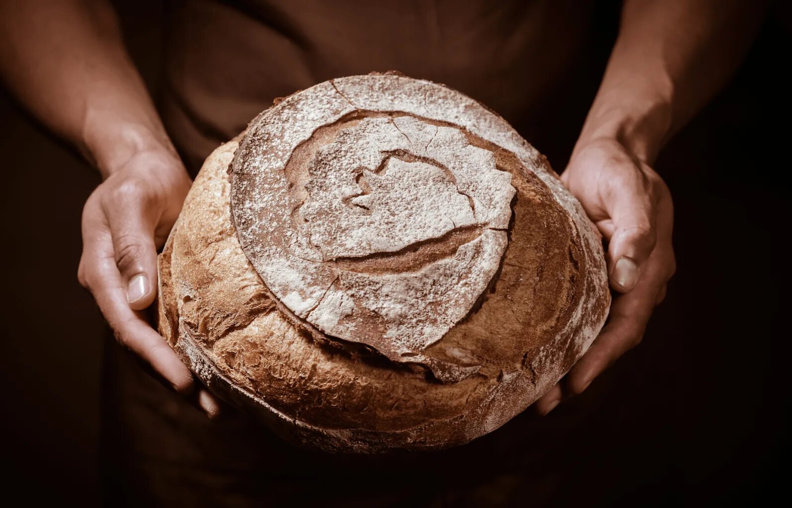 Хлеб земли человек. Красивый хлеб. Круглый хлеб. Ремесленный хлеб реклама. Круглый хлеб в руках.