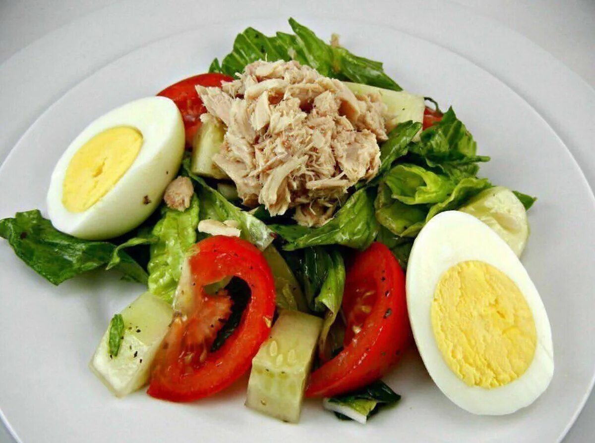 Салат с тунцом. Salat s tunzom. Салат с тунцом и овощами. Салат с тунцом и яйцом. Салат с тунцом можно