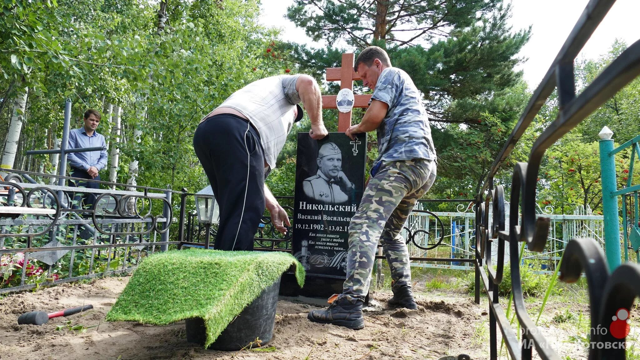 Что положено погибшему на украине. Памятники участникам войны. Памятник на могилу участнику войны. Памятник на кладбище ветерану ВОВ. Памятник участнику Великой Отечественной войны на кладбище.