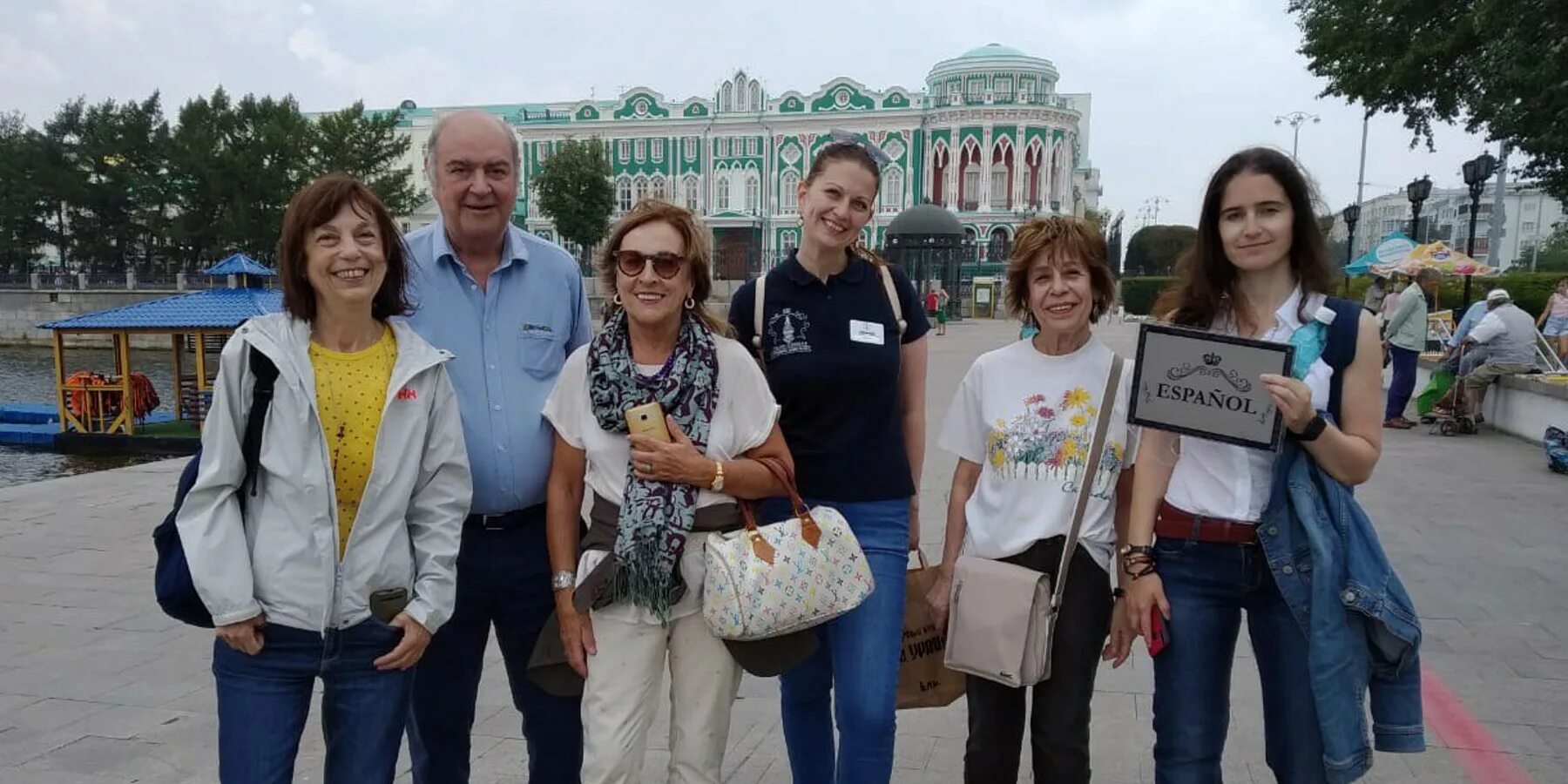 Спрашивает прохожего. Иностранные туристы в петербурге. Туристы в англии. Где найти иностранцев. Патент для иностранного гражданина 2020 таджика.