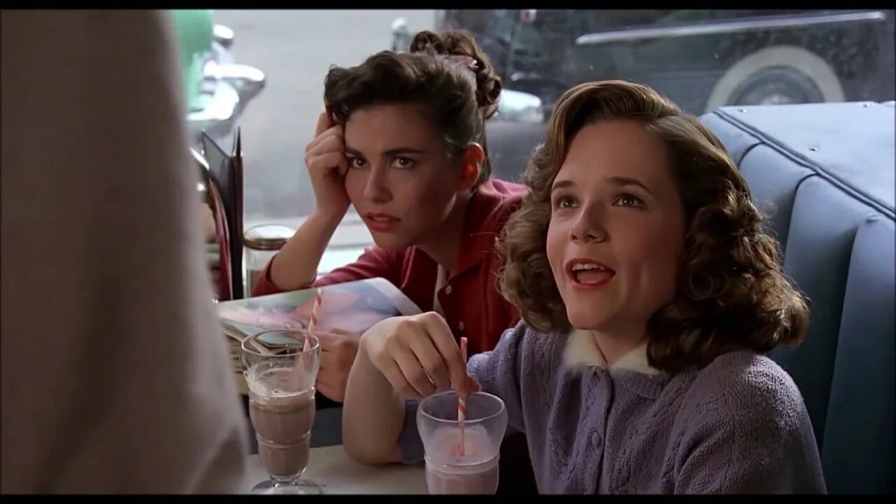 Назад в будущее постер. Лиа томпсон назад в будущее 1985. 10 000 years into the future. 10 000 years into the future. Проект фантастического города.