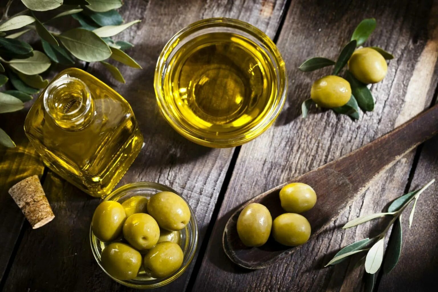 Польза и вред оливкового масла для организма. Olive Oil масло оливковое. Олив Ойл масло оливковое. Oliva Extra Virgin Olive Oil. Масло оливковое natural Olive Oil.