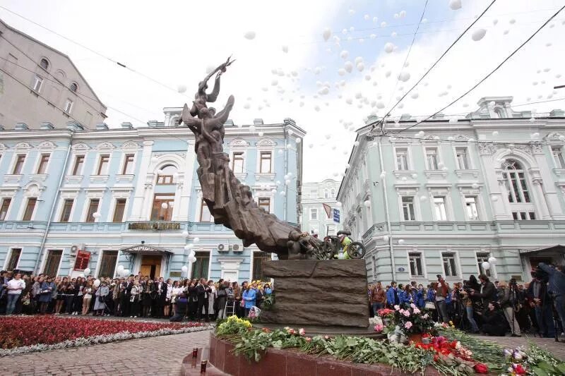 Памятник жертвам террора. Памятник трагедии в Беслане в Москве. Памятник детям Беслана в Москве. Мемориал жертвам Беслана в Москве. Москва памятник Церетели жертвам Беслана.