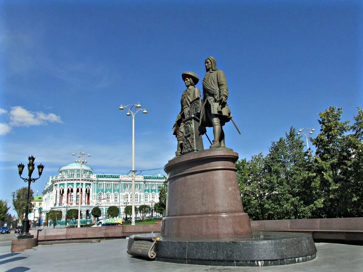 Татищев и де генин памятник в екатеринбурге. Памятник татицему и де гернину. Памятник де генину и татищеву в екатеринбурге. Памятник вильгельму де геннину и василию татищеву екатеринбург. Екатеринбург татищев и де генин.