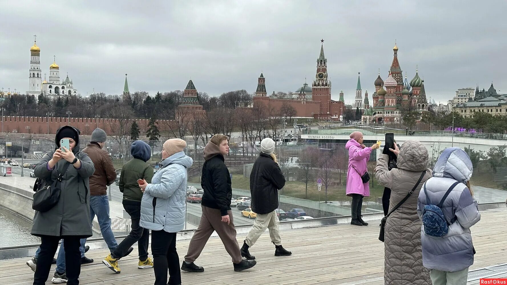 Красная площадь парк Зарядье. Кремль весной. Москва весной. Нунча зарядье